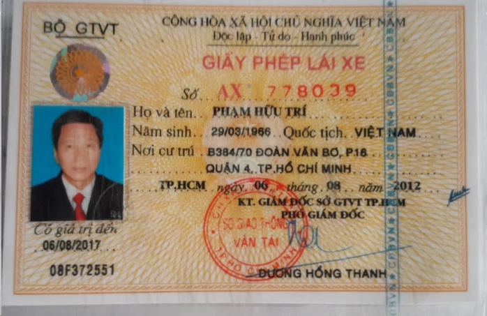 Giấy phép lái xe mang tên Phạm Hữu Trí, nhưng hình của lẻ lừa đảo ôtô Altis của anh Nguyễn Anh Khoa.