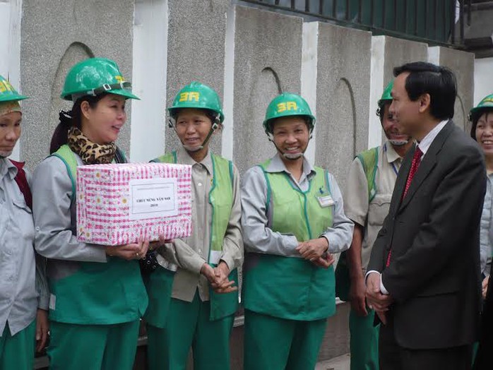 Ông Trần Văn Thực, Chủ tịch LĐLĐ TP Hà Nội, thăm hỏi công nhân khó khăn