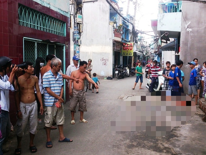 Người dân trong hẻm 231 Bình Tiên, phường 8, quận 6 – TP HCM, chỉ nơi chị Huổi bị giết vào tối 26-8.