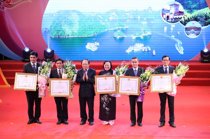C&ocirc;ng ty Dịch vụ Lữ h&agrave;nh Saigontourist (thứ 2 từ phải sang) vinh dự l&agrave; 1 trong 5 đơn vị ng&agrave;nh du lịch Việt Nam nhận bằng khen của Thủ tướng Ch&iacute;nh Phủ tại buổi lễ