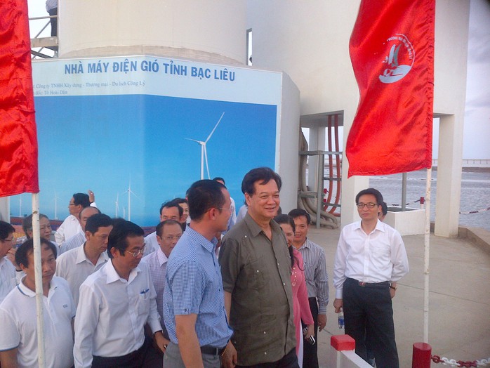 Thủ tướng Chính phủ Nguyễn Tấn Dũng trao đổi với lãnh đạo tỉnh Bạc Liêu tại Nhà máy Điện gió