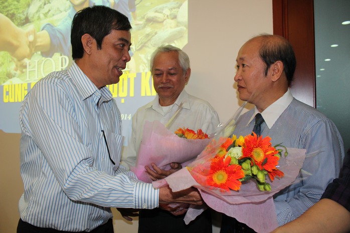 Ông Nguyễn Văn Khải, Phó Chủ tịch Thường trực LĐLĐ TP HCM tặng hoa, cảm ơn các nhà tài trợ