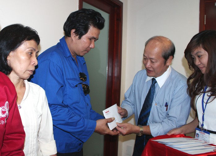 Ông Nguyễn Thanh Hùng, Phó Bí thư Thường trực Đảng ủy Ngân hàng Đông Á, tặng quà cho CNVC-LĐ khó khăn