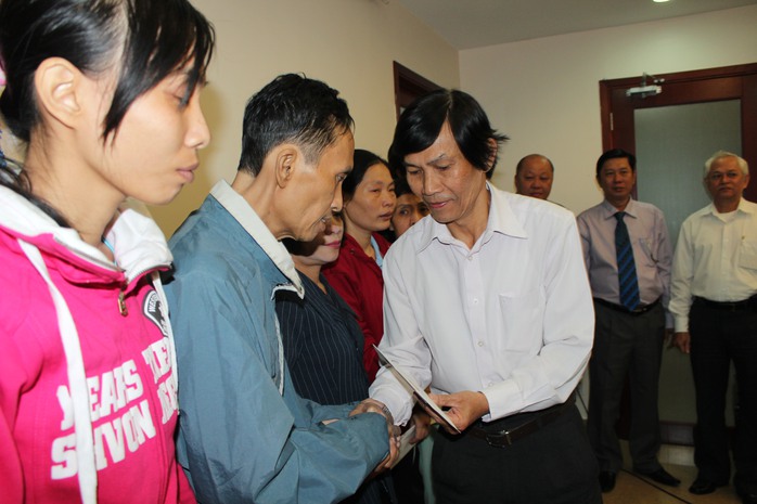 Ông Nguyễn Đình Xê, Ủy viên Ban Biên tập Báo Người Lao Động, tặng quà cho CNVC-LĐ bị bệnh hiểm nghèo