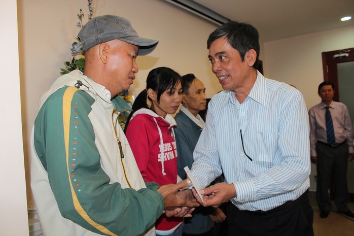 Ông Nguyễn Văn Khải, Phó Chủ tịch Thường trực LĐLĐ TP HCM, tặng quà cho công nhân khó khăn trong chương trình 