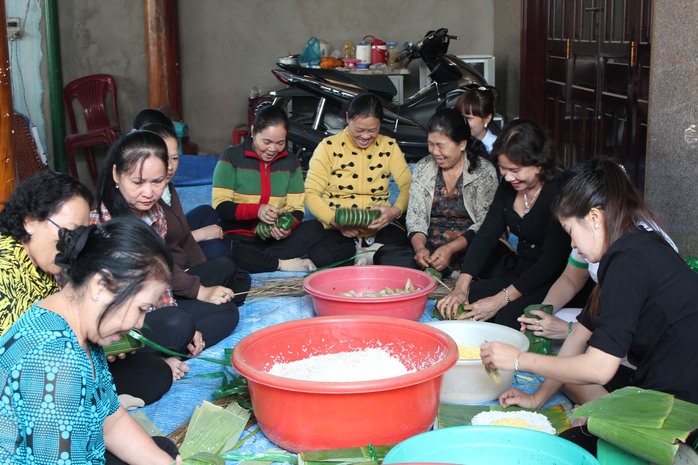 Ngày hội gói bánh tét do LĐLĐ quận Bình Tân, TP HCM phối hợp cùng các chủ nhà trọ tổ chức
