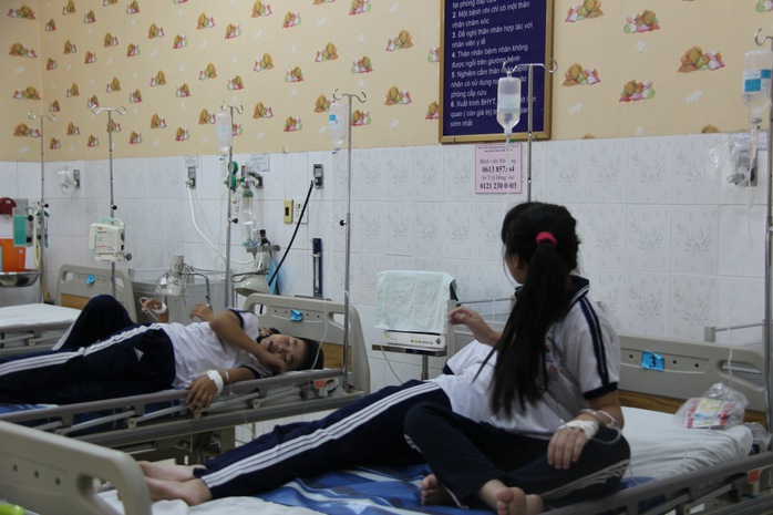 Các em học sinh đang được điều trị tại bệnh viện do bị ngộ độc