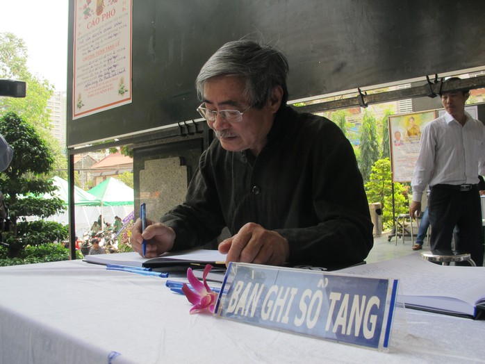 Nhà thơ Nguyễn Duy ghi sổ tang