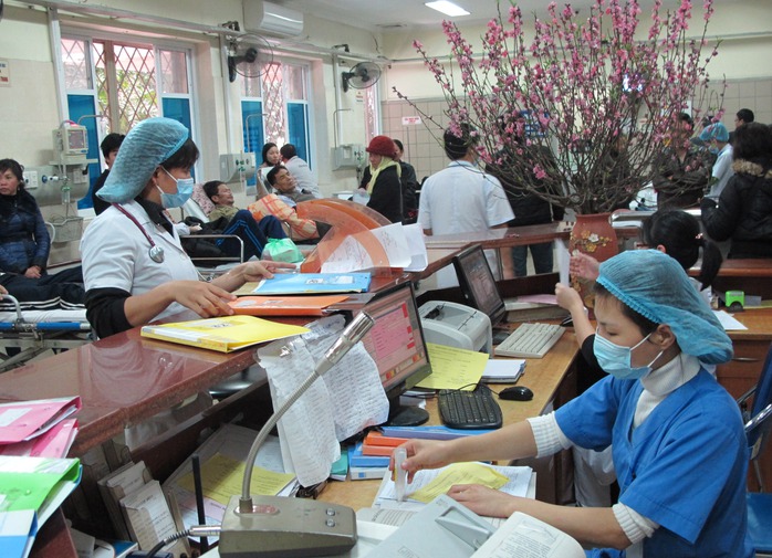Bệnh nhân cấp cứu trong những ngày tết đông nghịt (Ảnh chụp tại Khoa- Cấp cứu - BV Bạch Mai)