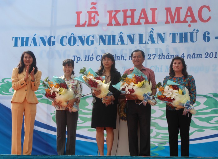 Bà Nguyễn Thị Thu, Chủ tịch LĐLĐ TP HCM tặng hoa cho các đơn vị có nhiều đóng góp cho chương trình Trái tim nghĩa tình