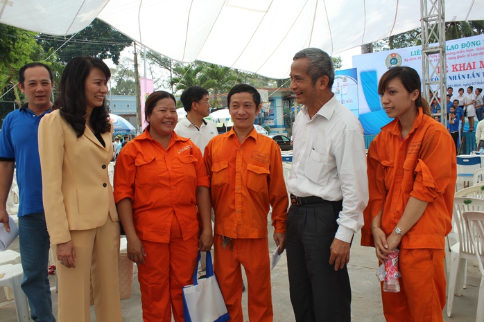 Ông Đặng Ngọc Tùng, Ủy viên Trung ương Đảng, Chủ tịch Tổng LĐLĐ Việt Nam và lãnh đạo LĐLĐ TP HCM trò chuyện với công nhân