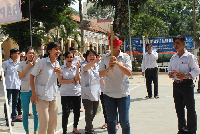 Công nhân hào hứng tham gia trò chơi trong ngày khai mạc