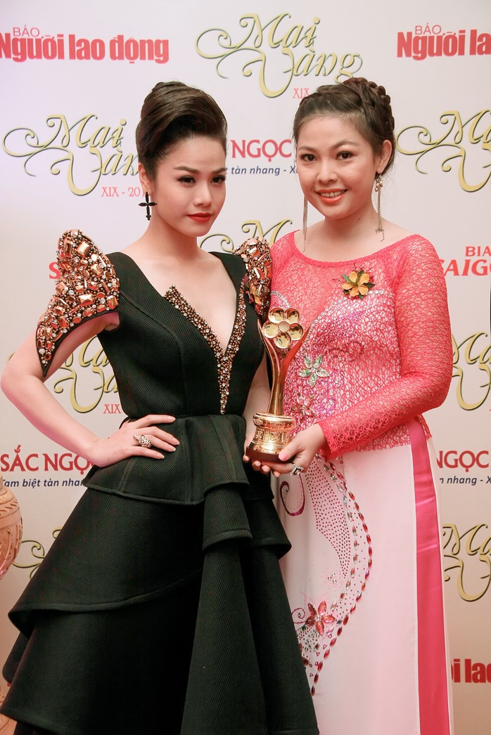 Đại diện nhà làm phim hạnh phúc với cúp Mai Vàng, chụp ảnh cùng Nhật Kim Anh-diễn viên trong phim