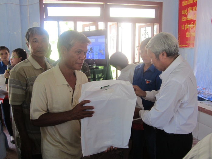 Đại diện Tổng Công ty Phát điện 2 trao quà cho ngư dân Lý Sơn đang ngày đêm bám biển Hoàng Sa – Trường Sa.