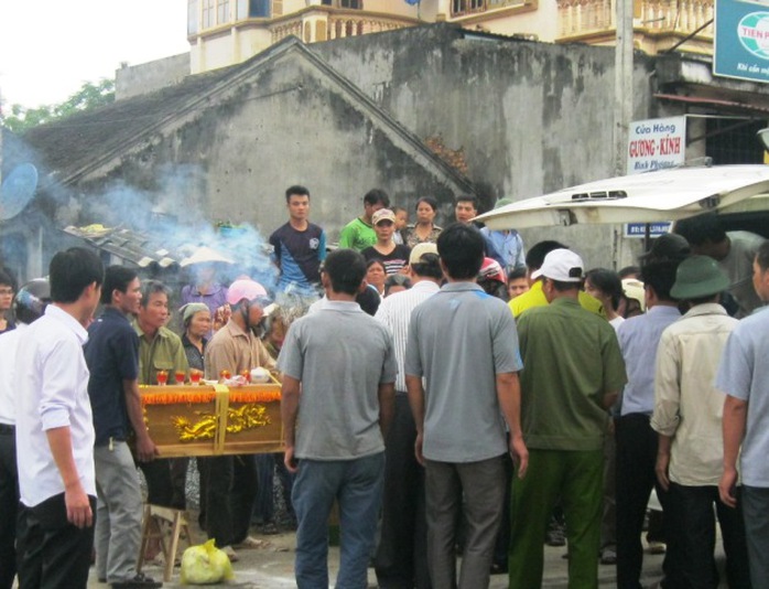 Thi thể nạn nhân đang được gia đình đưa về quê an táng