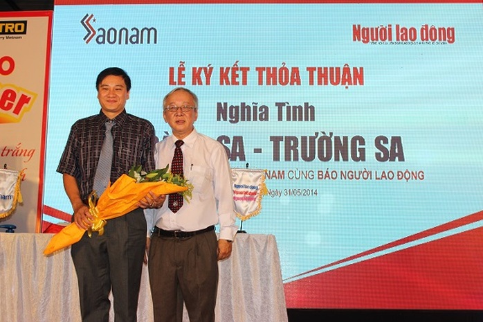 Ông Lưu Bá Tòng, Phó Tổng Biên tập Báo Người Lao Động, tặng hoa cho ông Nguyễn Đức Khiêm - Giám đốc Công ty Sao Nam