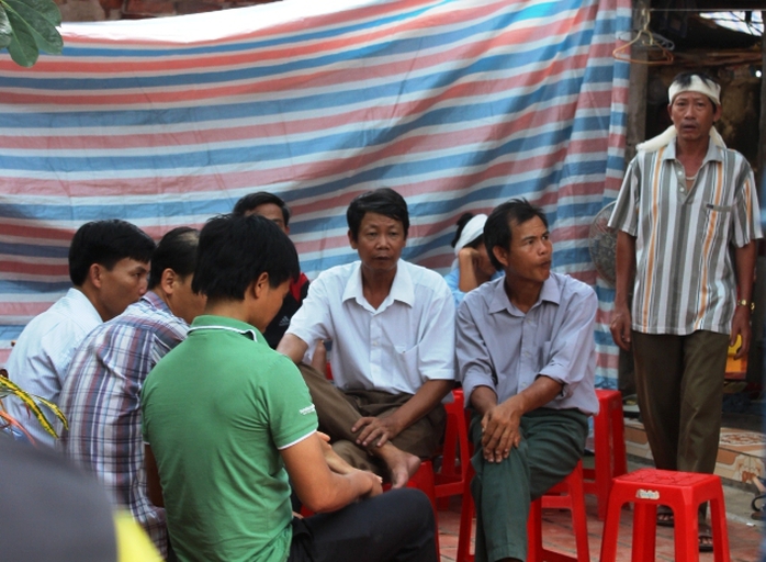 Hàng xóm đến chia buồn với gia đình ông Nguyễn Huy Huê