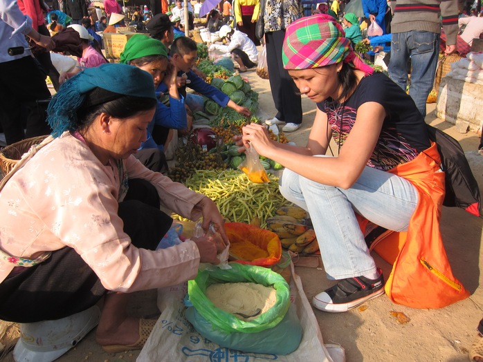 Lê la ăn hàng, mua sản vật địa phương là thú vui trên đường đi phượt