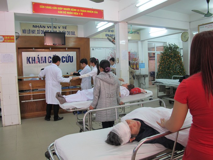 Rất nhiều bệnh nhân bị TNGT nặng điều trị tại Khoa cấp cứu Bệnh viện Việt Đức