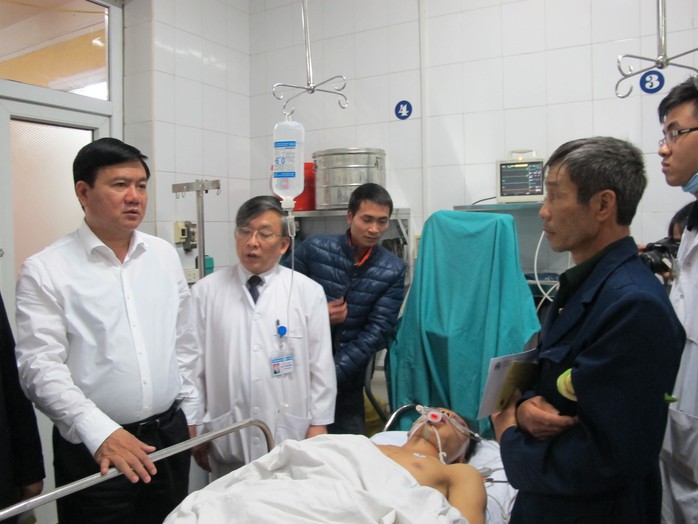 Bộ trưởng Giao thông vận tải Đinh La Thăng thăm hỏi bệnh nhân TNGT tại BV Việt Đức