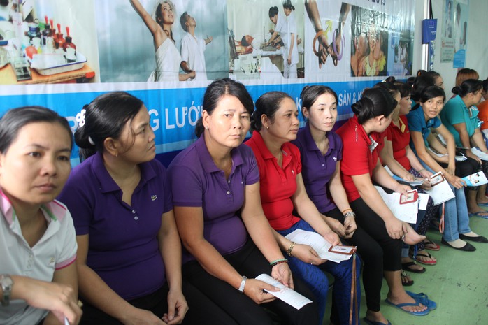 Nữ công nhân tham gia chương trình khám bệnh miễn phí của tổ chức Marie Stopes International Việt Nam tổ chức