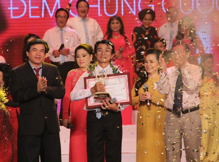 Thí sinh Huyên Chí Bình nhận giải Quán quân THMX 2014