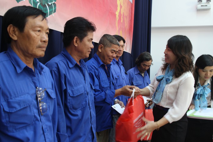 Bà Hồ Bích Ngọc, Chủ tịch LĐLĐ quận 1, TP HCM, tặng quà cho đoàn viên nghiệp đoàn xe ôm