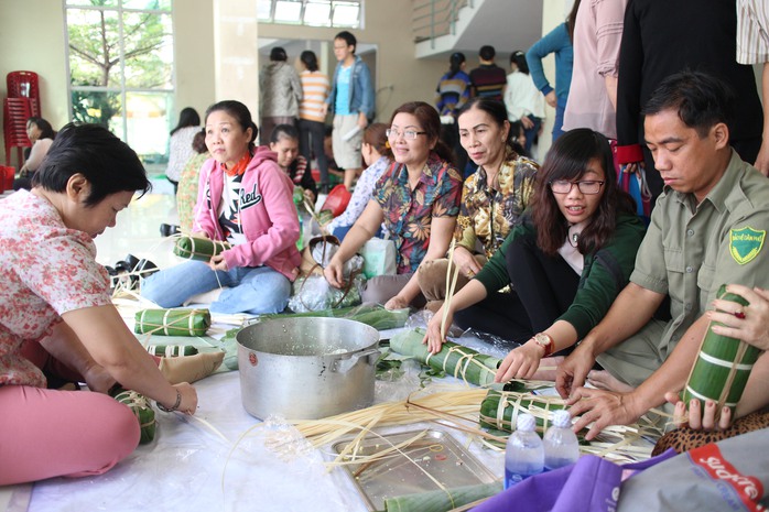 CNVC-LĐ tham gia Ngày hội gói bánh tét do LĐLĐ quận Tân Bình, TP HCM tổ chức
