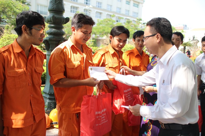 Ông Nguyễn Thành Đô, Phó Chủ tịch LĐLĐ quận 1, TP HCM, tặng quà cho công nhân làm Tết