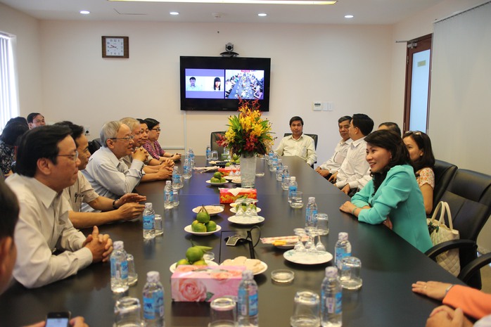 Chủ tịch LĐLĐ TP HCM Nguyễn Thị Thu (bìa phải) thăm hỏi tập thể cán bộ, phóng viên, nhân viên Báo Người Lao Động