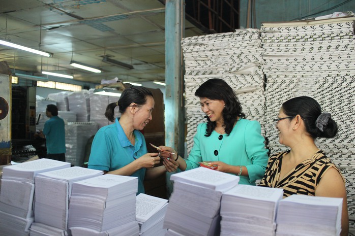 Bà Nguyễn Thị Thu, Chủ tịch LĐLĐ TP HCM, tặng lì xì cho công nhân Công ty CP In Người Lao Động