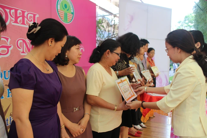 Bà Huỳnh Thị Ngọc Liên, Trưởng Ban Nữ công LĐLĐ TP HCM, trao giấy khen cho các đơn vị có thành tích 