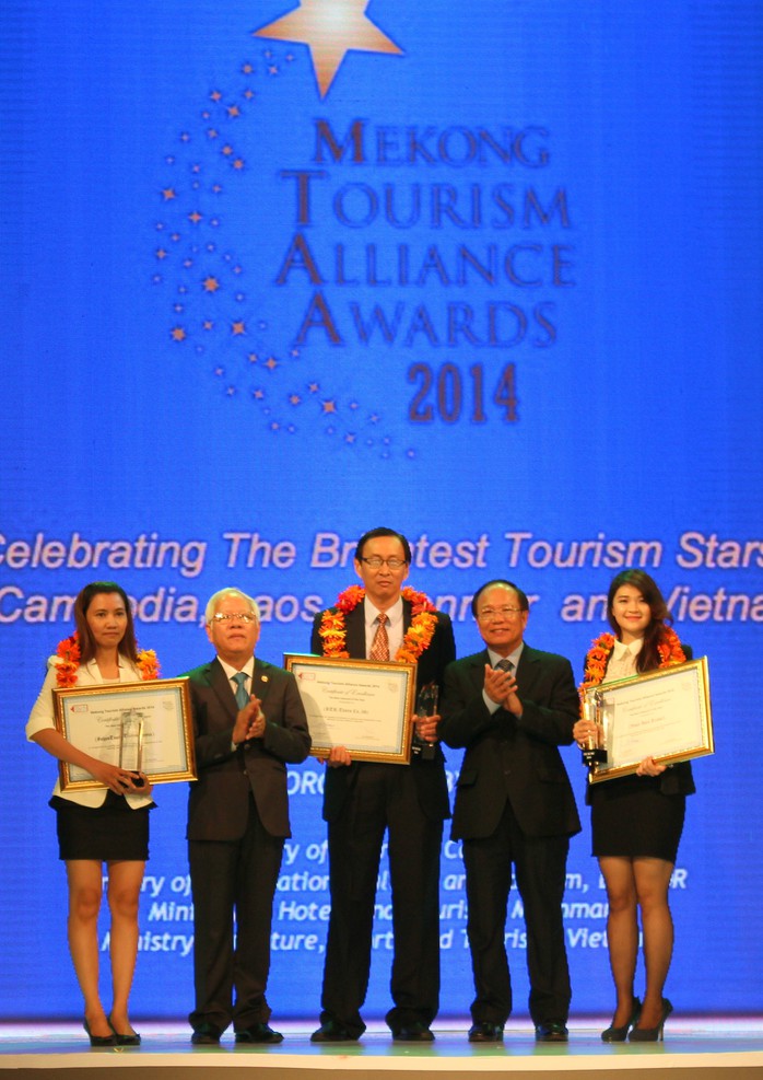 Đại diện Saigontourist nhận giải The Best Inbound of the Year (ảnh: L.Trinh)