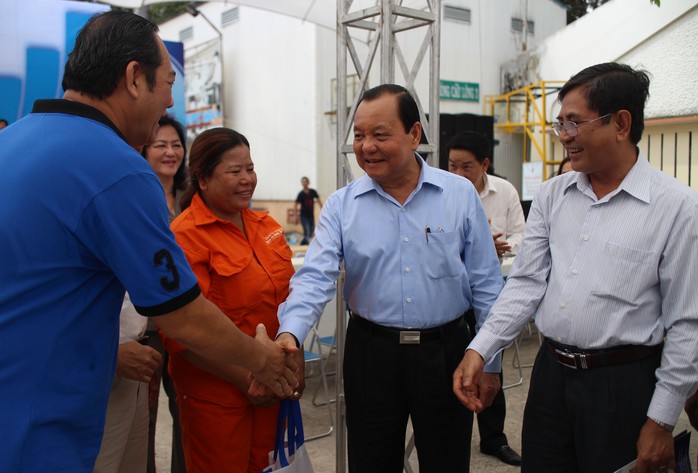 Ông Lê Thanh Hải, Ủy viên Bộ Chính trị, Bí thư Thành ủy TP HCM (thứ 2 bên trái) thăm hỏi đời sống của công nhân