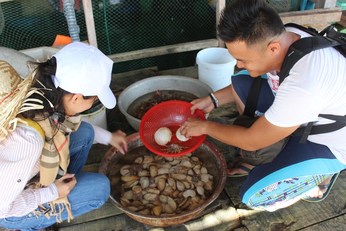 Thưởng thức hải sản tại bè