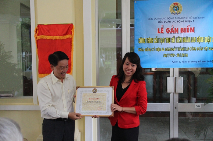 Ông Kiều Ngọc Vũ, Phó Chủ tịch LĐLĐ TP HCM, trao bằng khen gắn biển công trình cho LĐLĐ quận 1, TP HCM