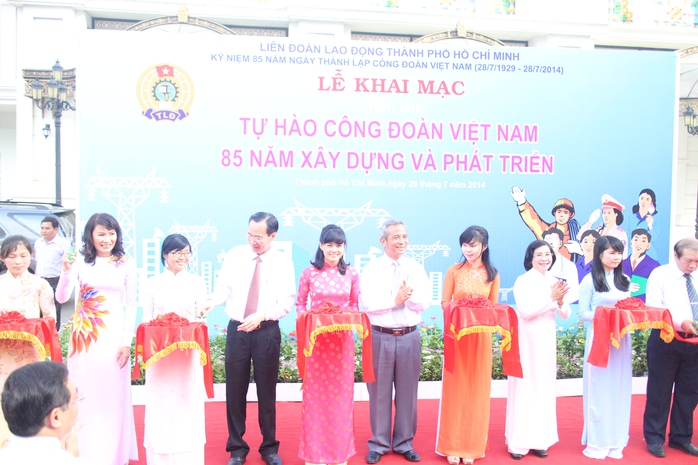 Lãnh đạo cắt băng khai mạc triển lãm