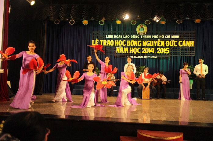 Chương trình văn nghệ tại lễ trao học bổng Nguyễn Đức Cảnh năm 2014 do LĐLĐ TP HCM tổ chức