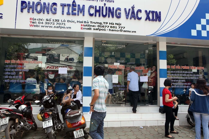 Tại một điểm tiêm chủng dịch vụ khác trên phố Lò Đúc cũng rất đông người chờ tiêm vắc-xin