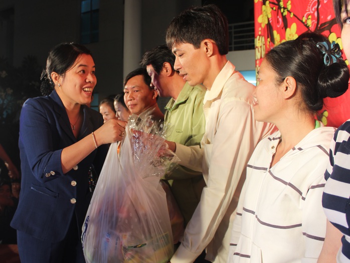Bà Nguyễn Trần Phượng Trân, Phó Chủ tịch LĐLĐ TP trao quà cho gia đình công nhân