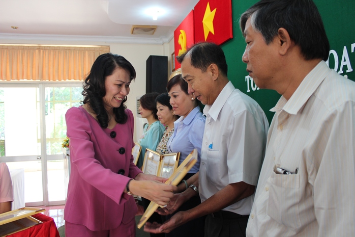 Bà Nguyễn Thị Thu, Chủ tịch LĐLĐ TP HCM, tặng bằng khen cho các nhà tại trợ 