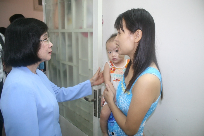 Bà Nguyễn Thị Thu Hà, Ủy viên Trung ương Đảng, Phó Bí thư Thành ủy, thăm hỏi công nhân Khu lưu trú KCN Hiệp Phước, huyện Nhà Bè