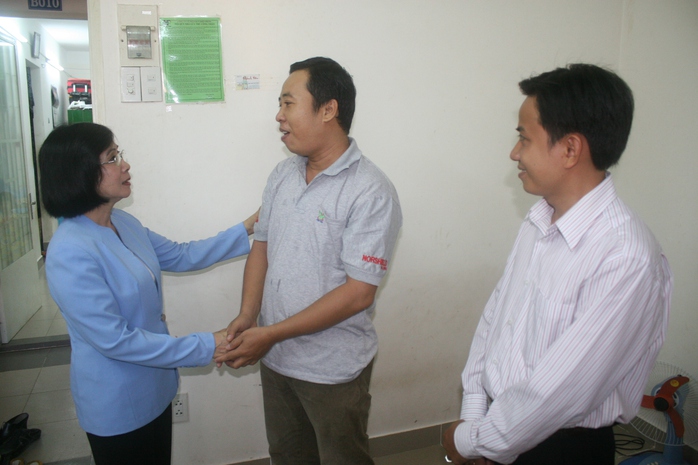 Bà Nguyễn Thị Thu Hà, Ủy viên Trung ương Đảng, Phó Bí thư Thành ủy TP HCM, thăm hỏi công nhân ở Khu lưu trú KCN Hiệp Phước