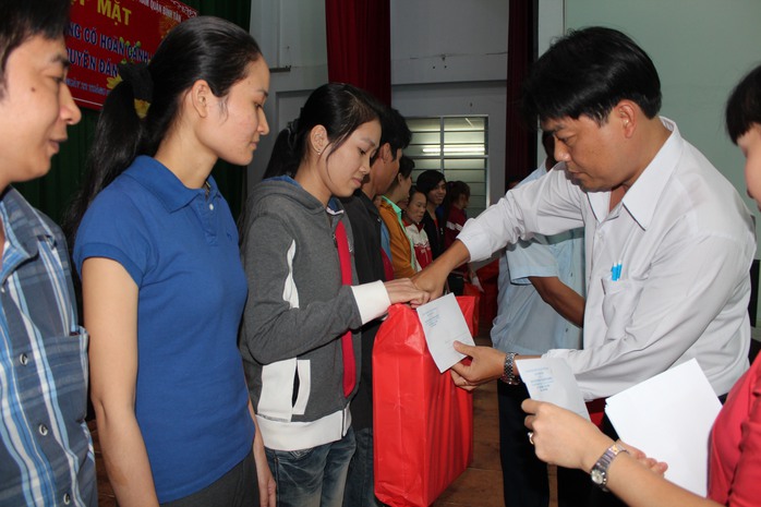 Ông Nguyễn Văn Hải, Phó Chủ tịch LĐLĐ quận Bình Tân, TP HCM tặng quà cho công nhân Công ty TNHH SB International bị mất việc làm