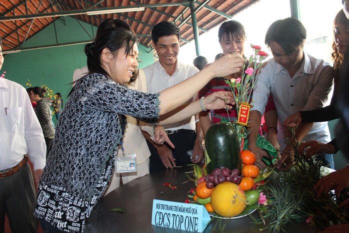 Công nhân Công ty May Top One thi trang trí mâm ngũ quả