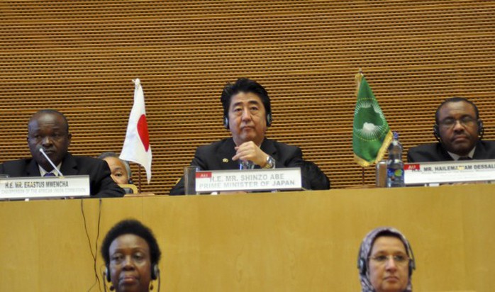 Thủ tướng Nhật Bản Shinzo Abe trong chuyến thăm Ethiopia hôm 14-1. Ảnh: AP