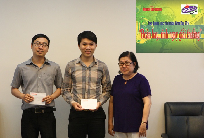 Phó Thư ký tòa soạn Báo Người lao động - Bà Phùng Ngọc Cúc trao giải thưởng cho bạn Huỳnh Xuân Khánh (giữa) và Võ Hoàng Phương.