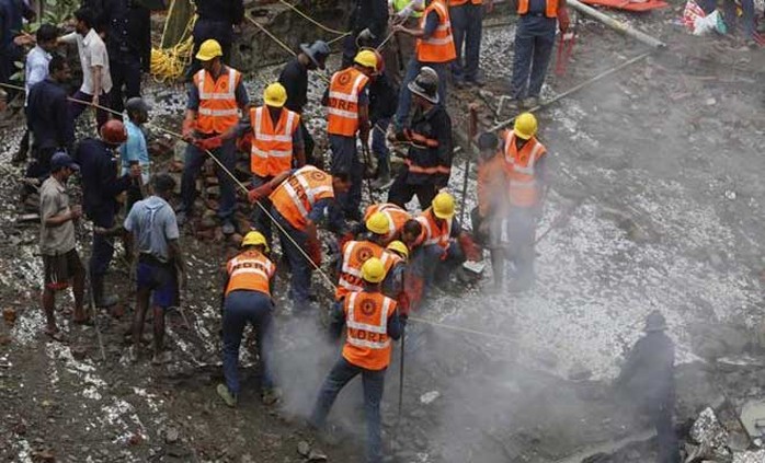 
	Lực lượng cứu hộ nỗ lực tìm kiếm, giải cứu người bị kẹt trong đống đổ nát