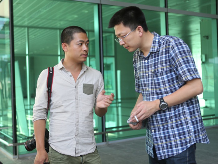 Phóng viên báo Người Lao Động (trái) trao đổi thông tin với các phóng viên Trung Quốc - Ảnh: Đức Đồng