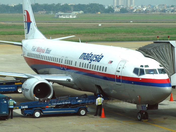 Một máy bay của hãng hàng không Malaysia Airlines đang trả, đón khách tại sân bay Tân Sơn Nhất - Ảnh minh họa